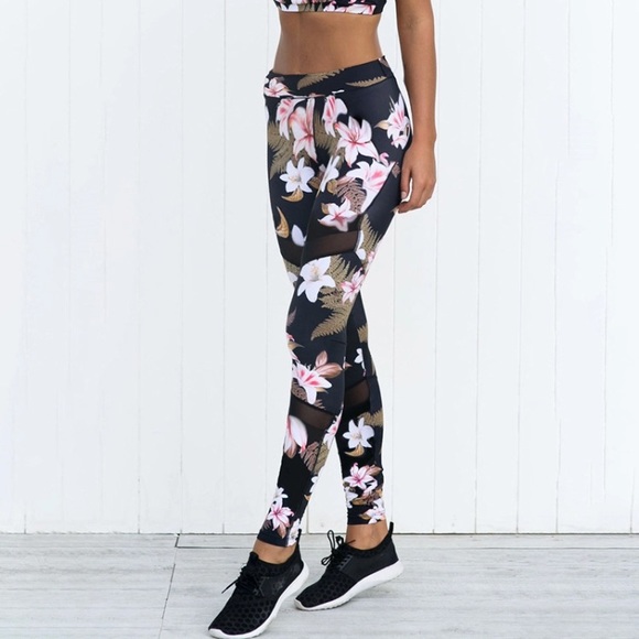🌸 CUTE FLORAL WORKOUT LEGGINGS🌸 - Picture 2 of 4